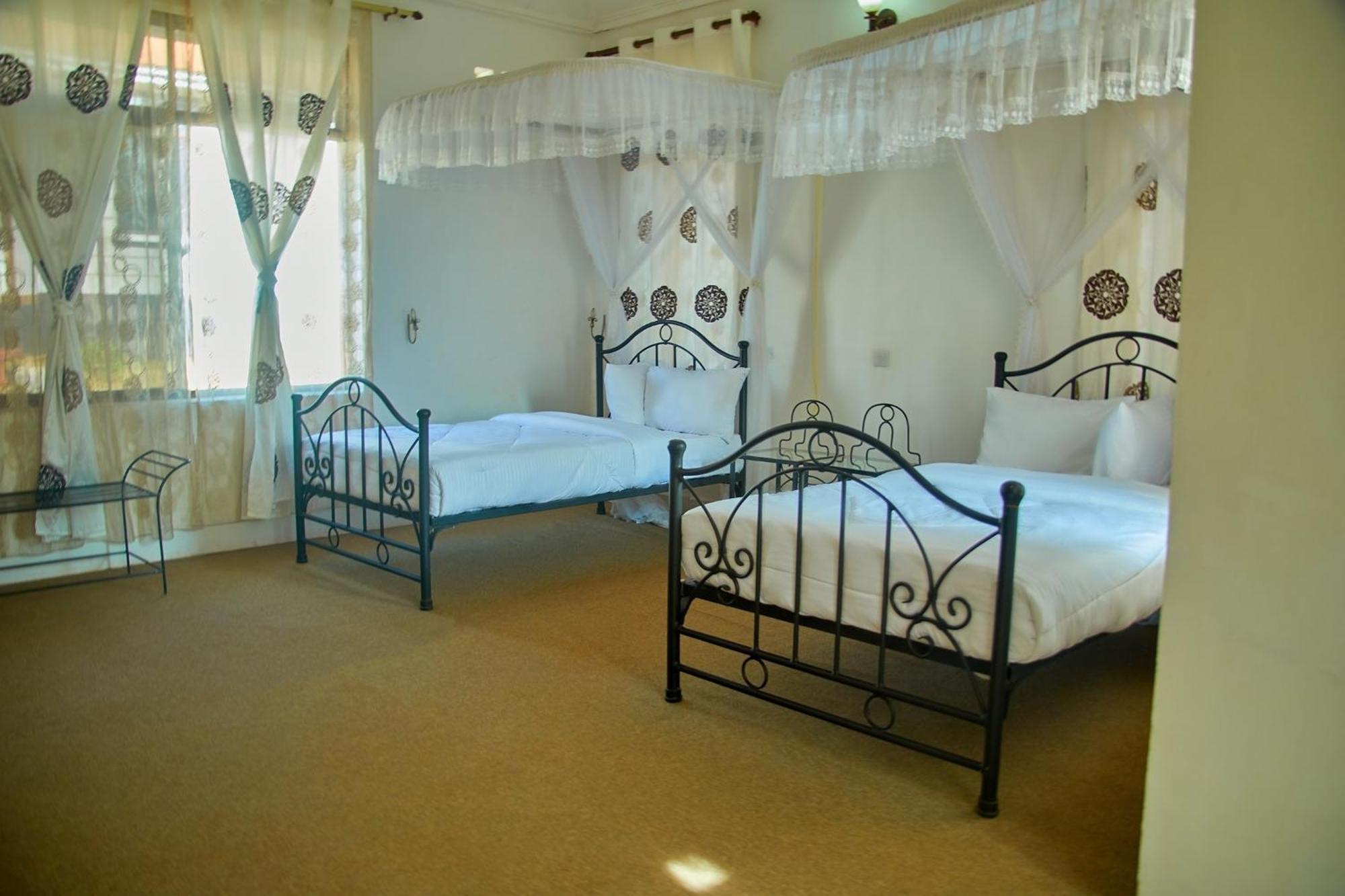 Ngorongoro Corridor Lodge Карату Екстериор снимка