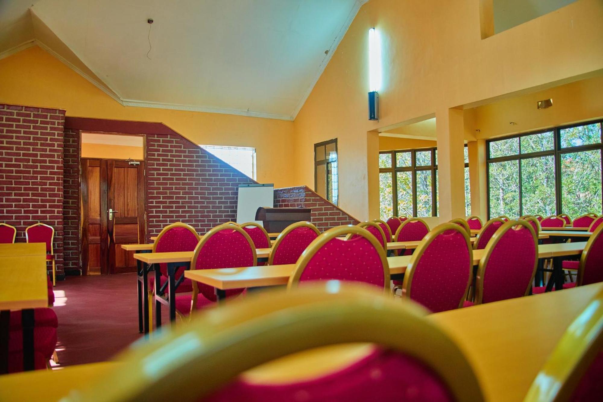 Ngorongoro Corridor Lodge Карату Екстериор снимка